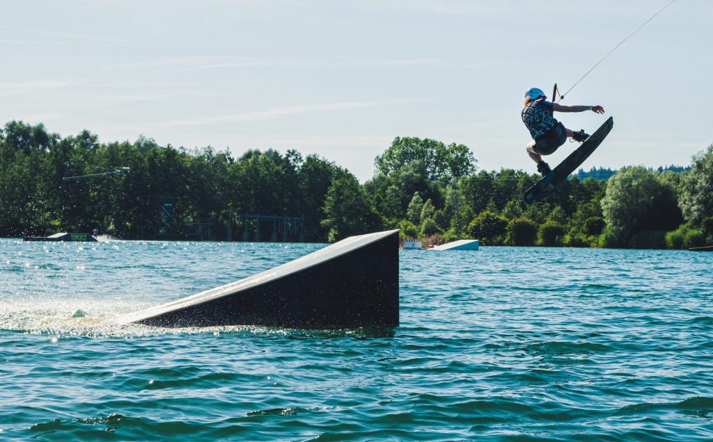 come alzarsi in piedi sulla tavola da wakeboard